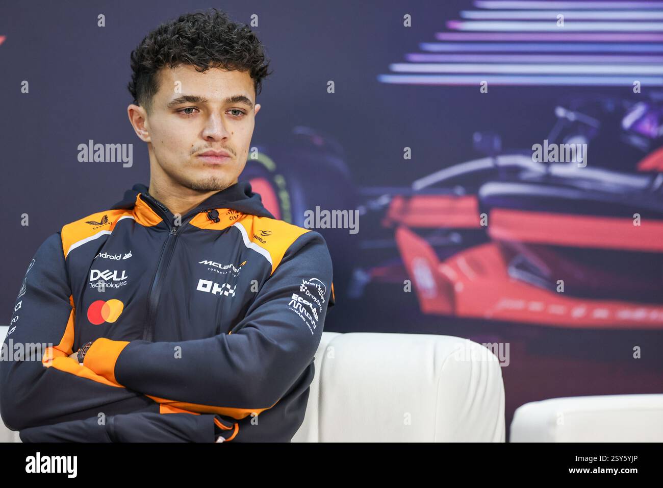 BAHRAIN, BAHRAIN - FEBBRAIO 27: Lando Norris del Regno Unito e il team McLaren F1 partecipano alla conferenza stampa durante il secondo giorno dei test di F1 al Bahrain International Circuit il 27 febbraio 2025 in Bahrain, Bahrain. (Foto di Qian Jun/Alamy Live News) Foto Stock