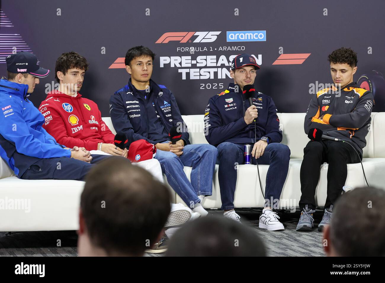 BAHREIN, BAHREIN - FEBBRAIO 27: 5 piloti partecipano alla conferenza stampa durante il secondo giorno dei test di F1 al Bahrain International Circuit il 27 febbraio 2025 in Bahrain, Bahrein. (Foto di Qian Jun/Alamy Live News) Foto Stock