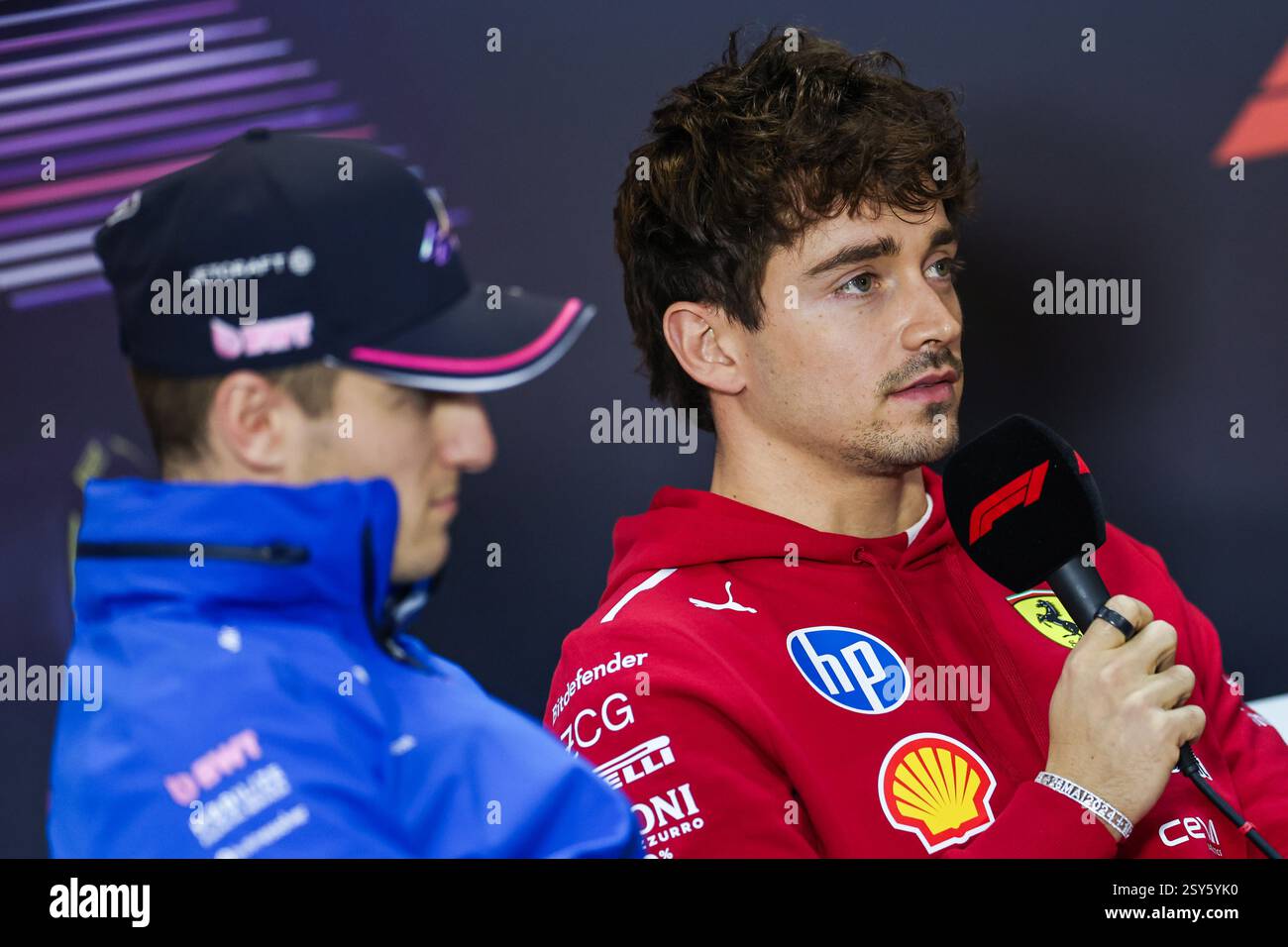 BAHREIN, BAHREIN - FEBBRAIO 27: Charles Leclerc di Monaco e Scuderia Ferrari partecipano alla conferenza stampa durante il secondo giorno dei test di F1 al Bahrain International Circuit il 27 febbraio 2025 in Bahrein, Bahrein. (Foto di Qian Jun/Alamy Live News) Foto Stock