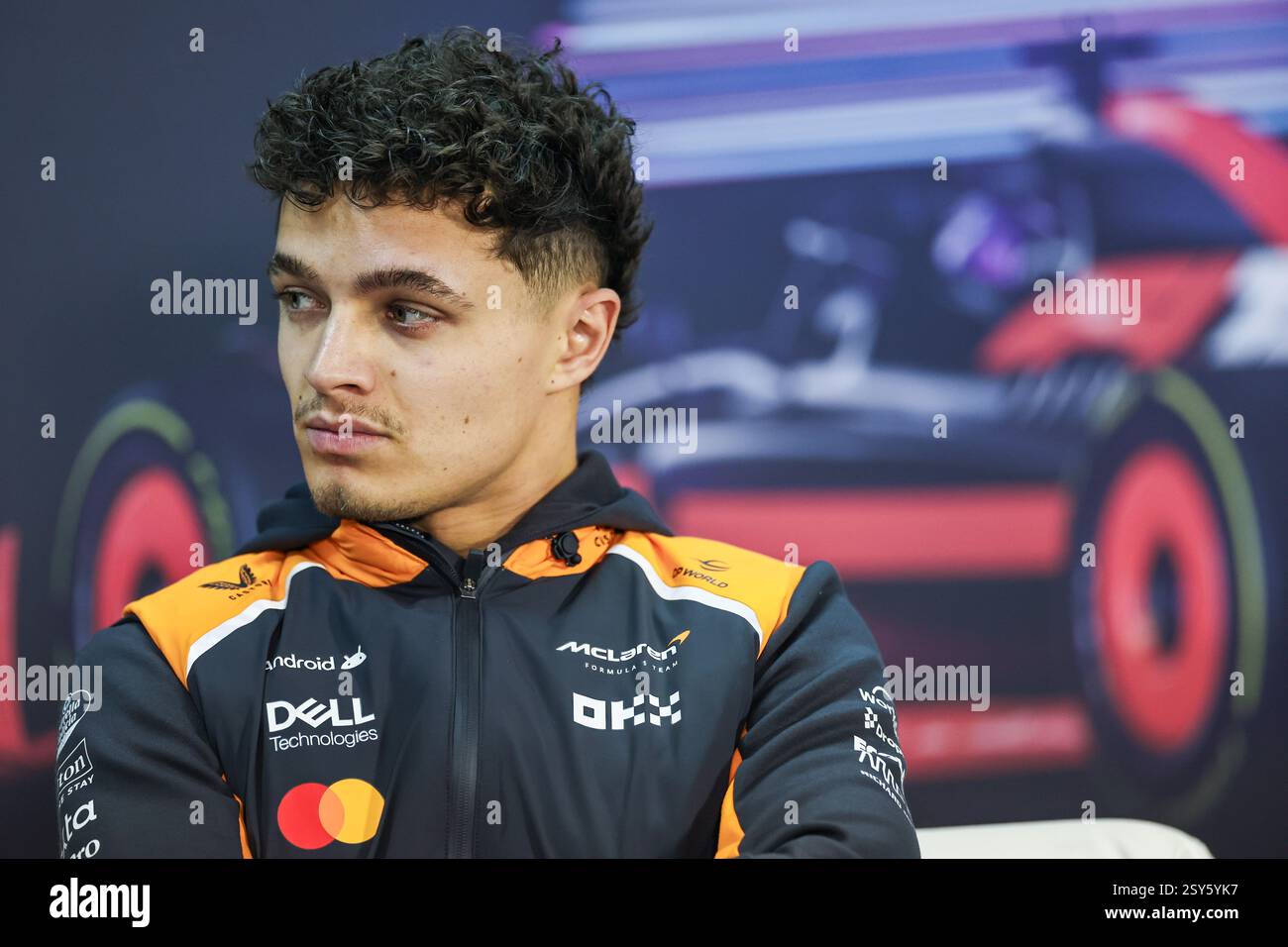 BAHRAIN, BAHRAIN - FEBBRAIO 27: Lando Norris del Regno Unito e il team McLaren F1 partecipano alla conferenza stampa durante il secondo giorno dei test di F1 al Bahrain International Circuit il 27 febbraio 2025 in Bahrain, Bahrain. (Foto di Qian Jun/Alamy Live News) Foto Stock