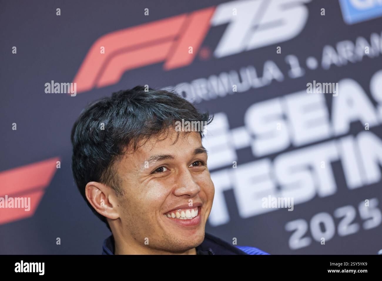 BAHREIN, BAHREIN - FEBBRAIO 27: Alexander Albon della Thailandia e Atlassian Williams Racing partecipano alla conferenza stampa durante il secondo giorno dei test di F1 al Bahrain International Circuit il 27 febbraio 2025 in Bahrein, Bahrein. (Foto di Qian Jun/Alamy Live News) Foto Stock