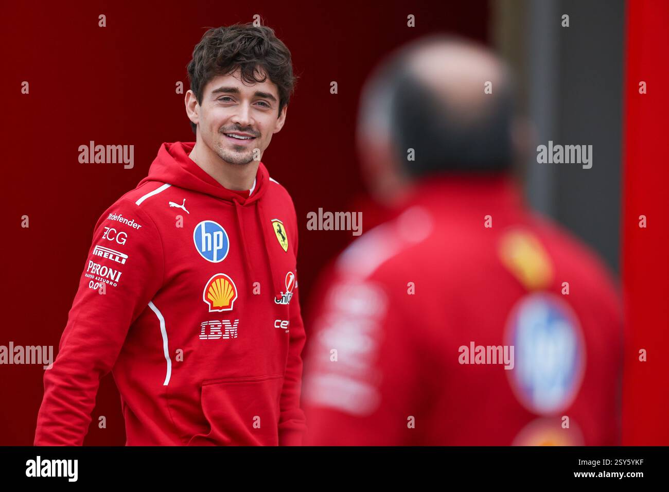 BAHREIN, BAHREIN - FEBBRAIO 27: Charles Leclerc di Monaco e Scuderia Ferrari nel paddock durante il secondo giorno dei test di F1 al Bahrain International Circuit il 27 febbraio 2025 in Bahrein, Bahrein. (Foto di Qian Jun/Alamy Live News) Foto Stock