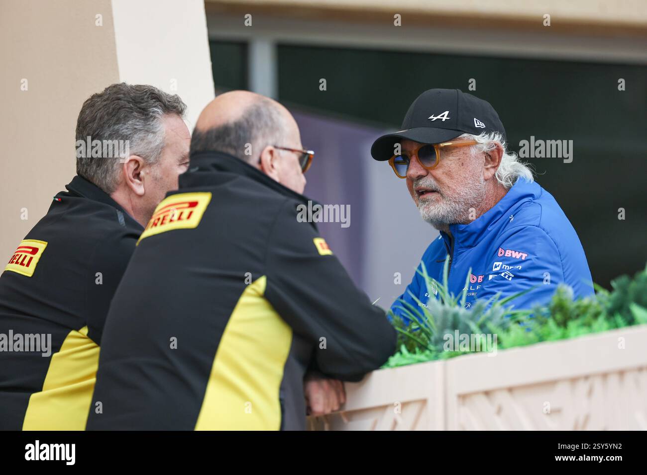 BAHREIN, BAHREIN - FEBBRAIO 27: Flavio Briatore, Executive Advisor della Alpine F1 nel paddock durante il secondo giorno dei test di F1 al Bahrain International Circuit il 27 febbraio 2025 in Bahrein, Bahrein. (Foto di Qian Jun/Alamy Live News) Foto Stock