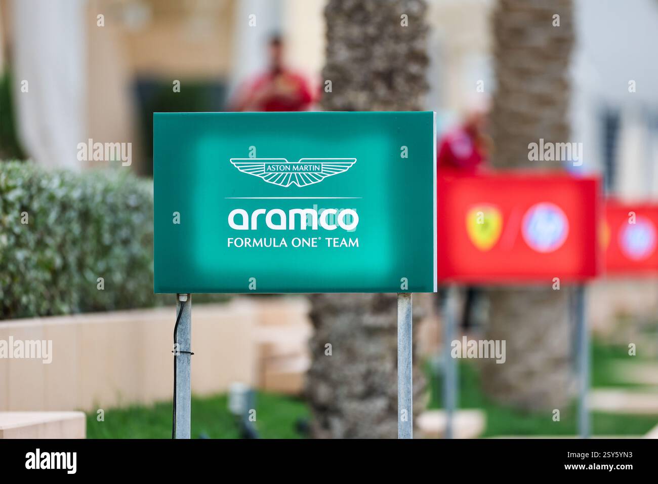 BAHRAIN, BAHRAIN - FEBBRAIO 27: Logo Aston Martin nel paddock durante il secondo giorno dei test di F1 al Bahrain International Circuit il 27 febbraio 2025 in Bahrain, Bahrain. (Foto di Qian Jun/Alamy Live News) Foto Stock