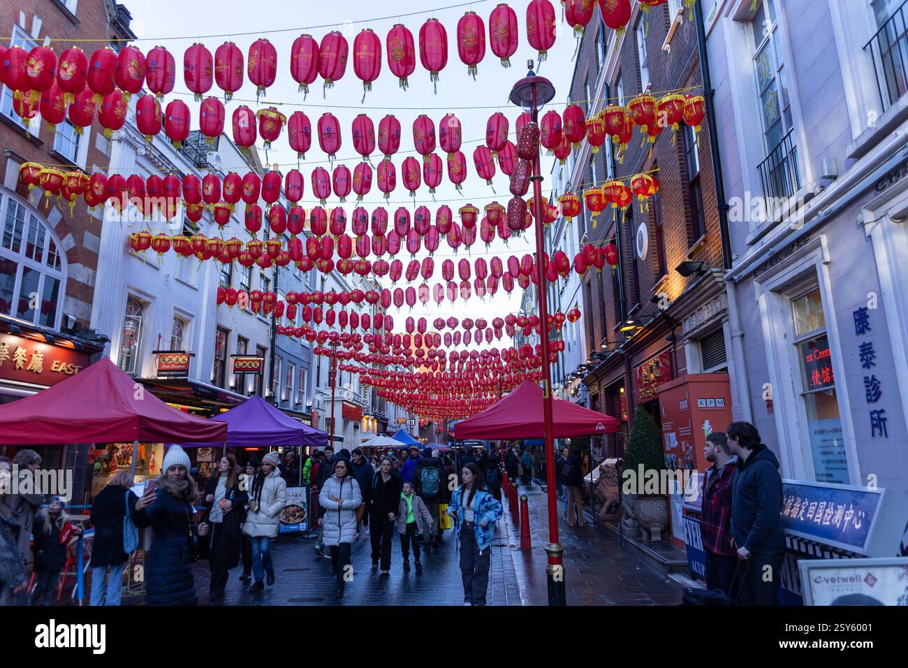 Londra, Regno Unito 16 gennaio 2023 Leicester Square: Posti a sedere all'aperto di China Town e decorati da lanterne cinesi. Foto Stock