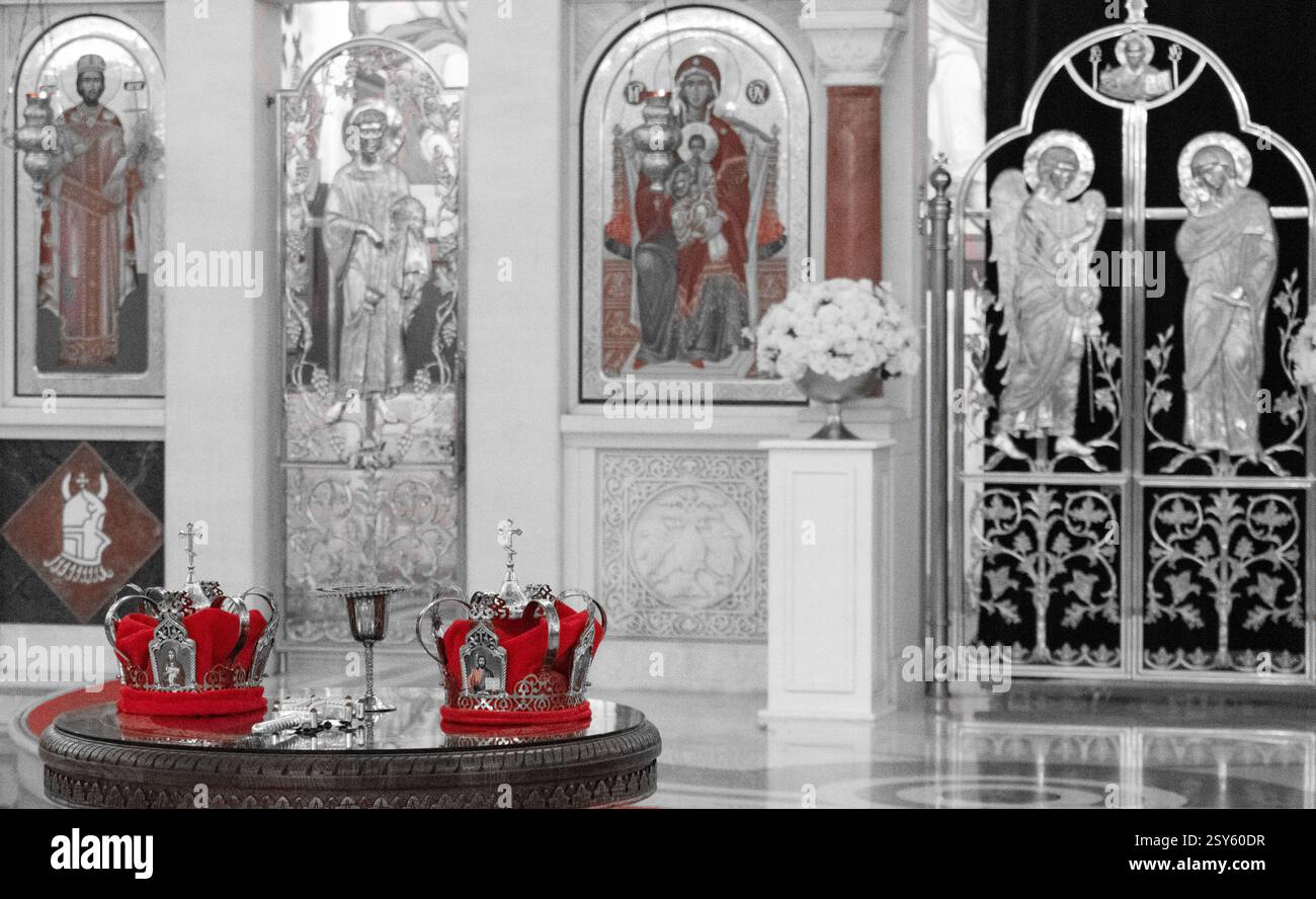 Due corone dorate di nozze nella chiesa ortodossa durante la cerimonia nuziale Foto Stock