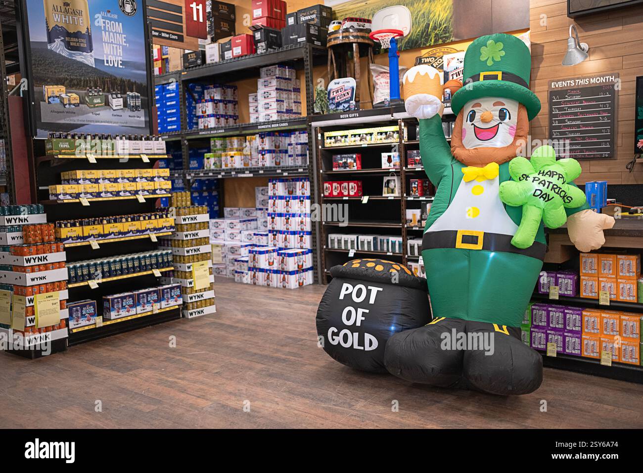 Un promo per il giorno di San Patrizio all'interno del Total Wine, un enorme supermercato di liquori economico a Norwalk, Connecticut. Foto Stock