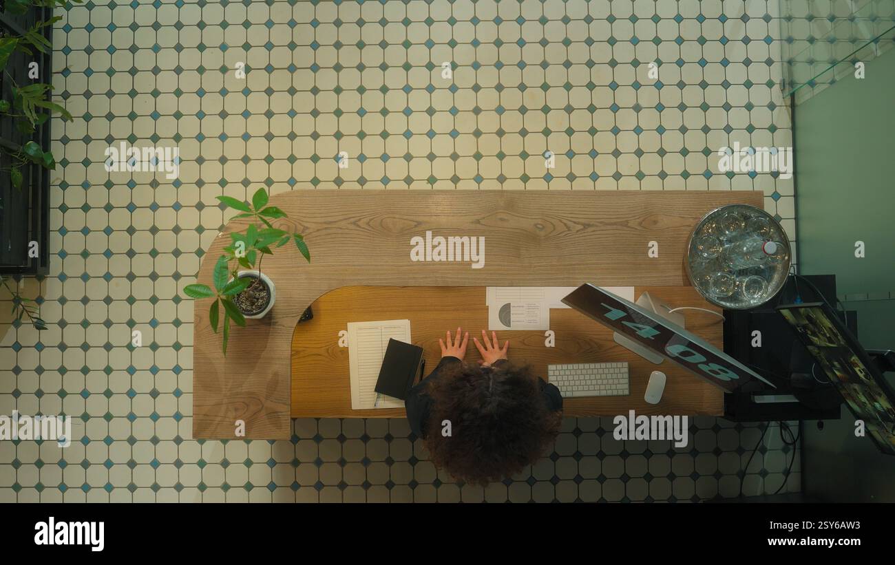 Vista dall'alto donna al ricevimento dell'hotel portineria arrivo volo di viaggio all'estero viaggio vacanza resort lavoratrice amministratrice controllare passaporti Foto Stock