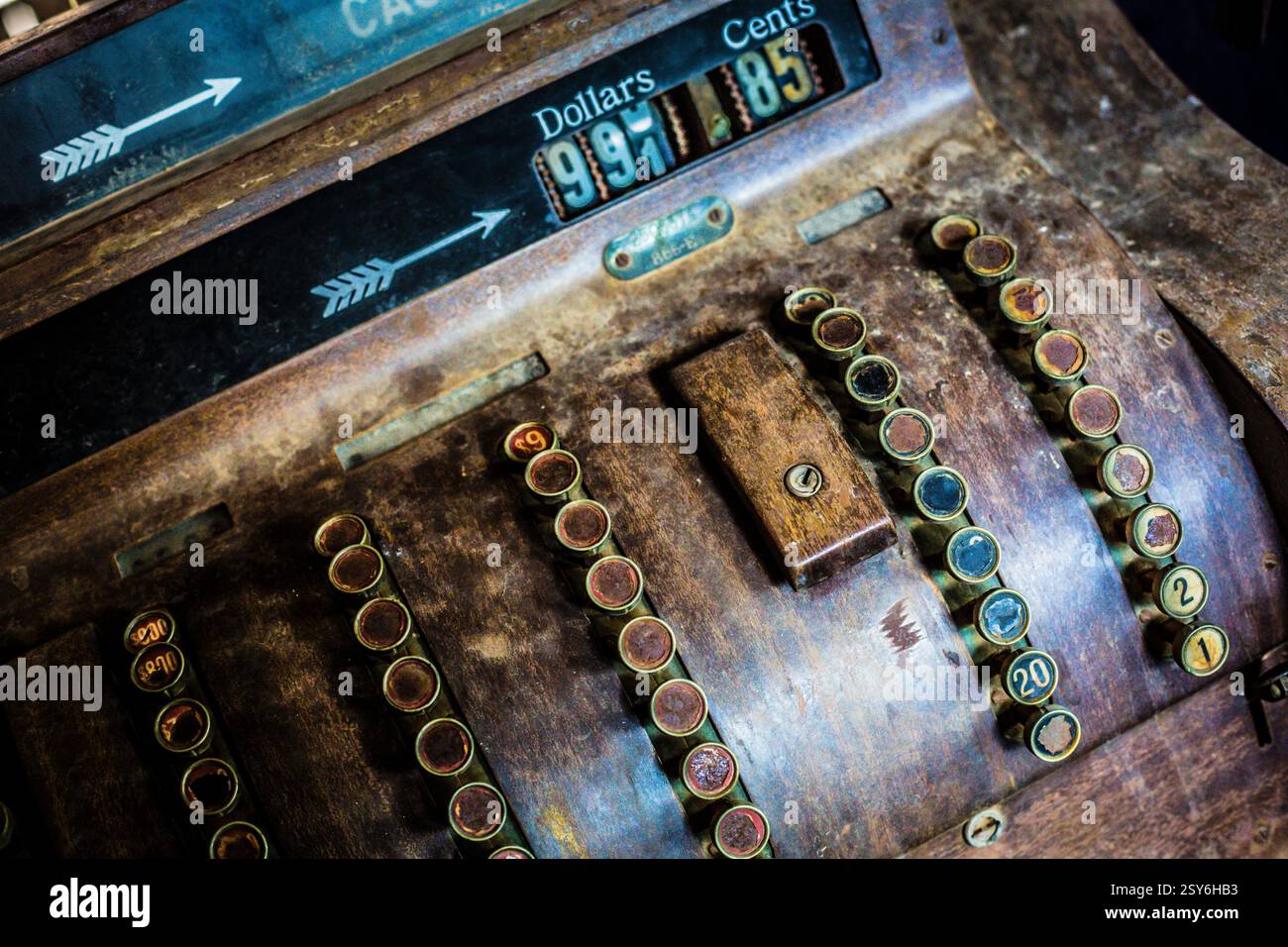 Registratore di cassa vintage con un simbolo del dollaro e un 995. Il registro ha molti bottoni e molte monete Foto Stock