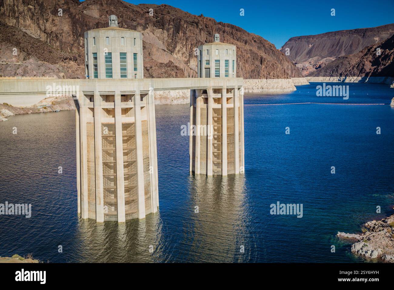 Grande corpo d'acqua con due alte strutture sullo sfondo. L'acqua è calma e limpida Foto Stock