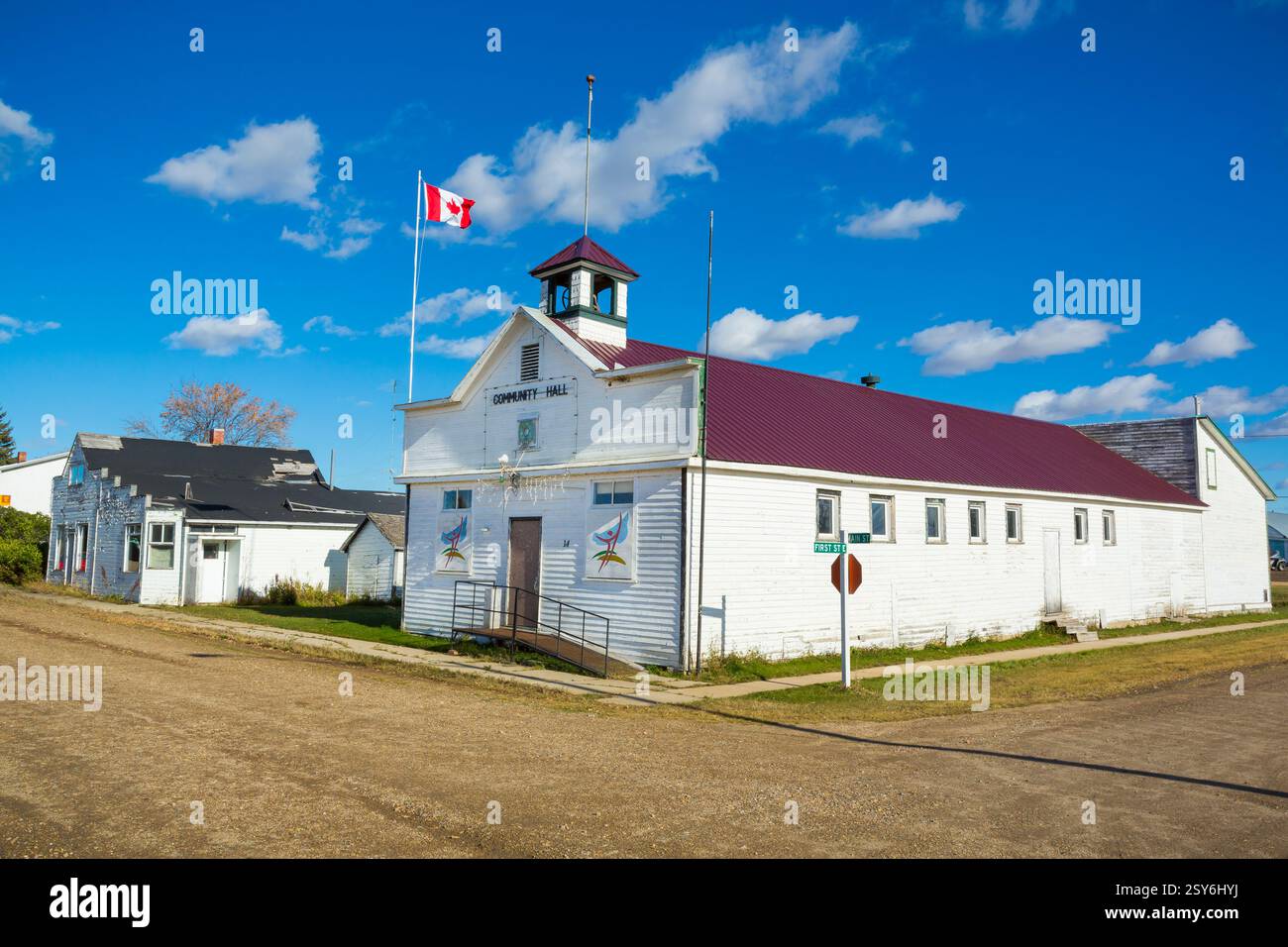 Edificio con un tetto rosso e un cartello bianco sul davanti. Il cartello dice "Downdowny Hill" Foto Stock