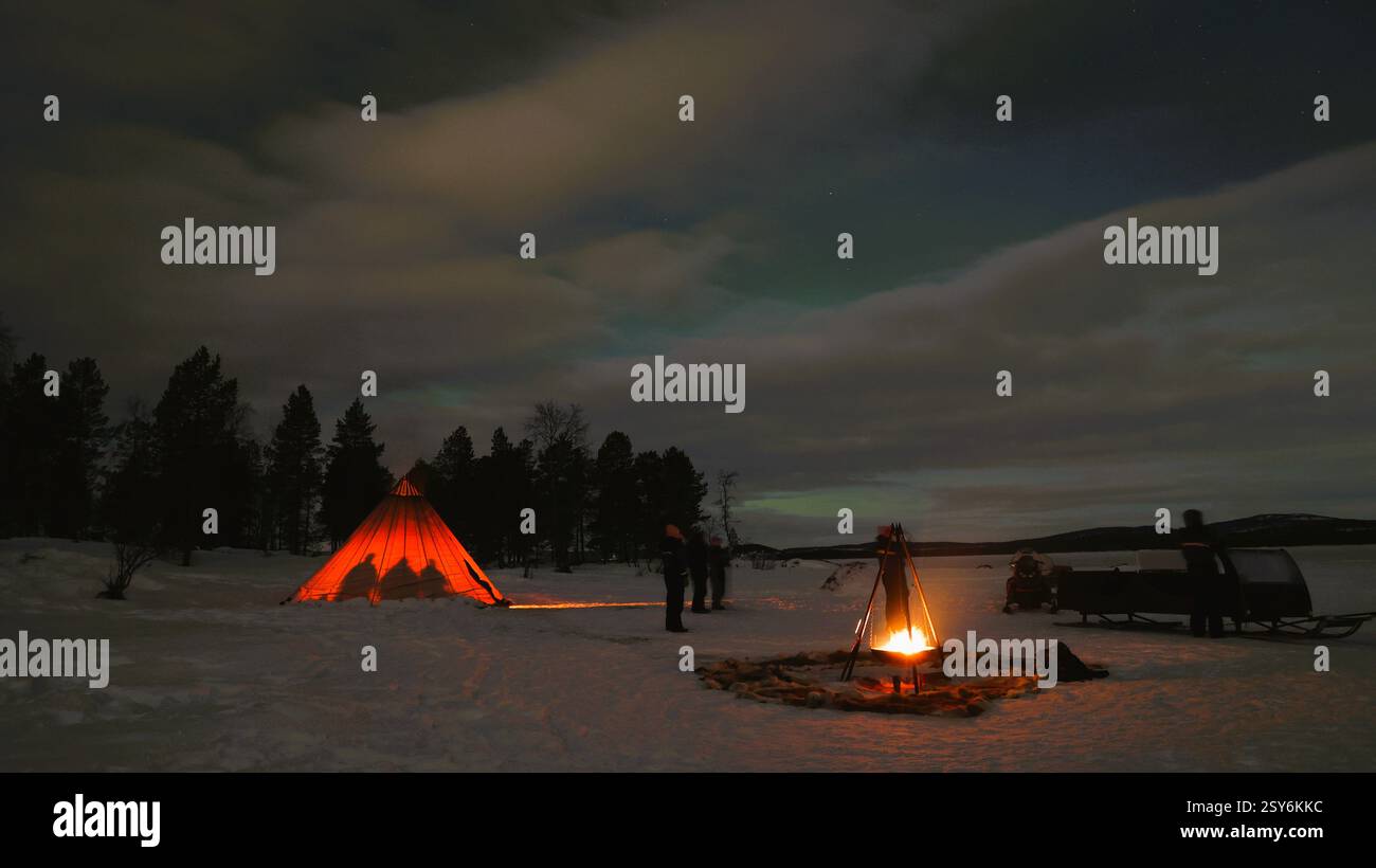 Aurora Camp sul lago Inari, Ivalo, Finlandia (alla ricerca dell'aurora boreale Foto Stock