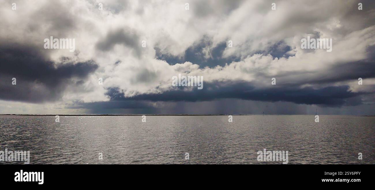 una foto panoramica di una tempesta imminente all'orizzonte Foto Stock