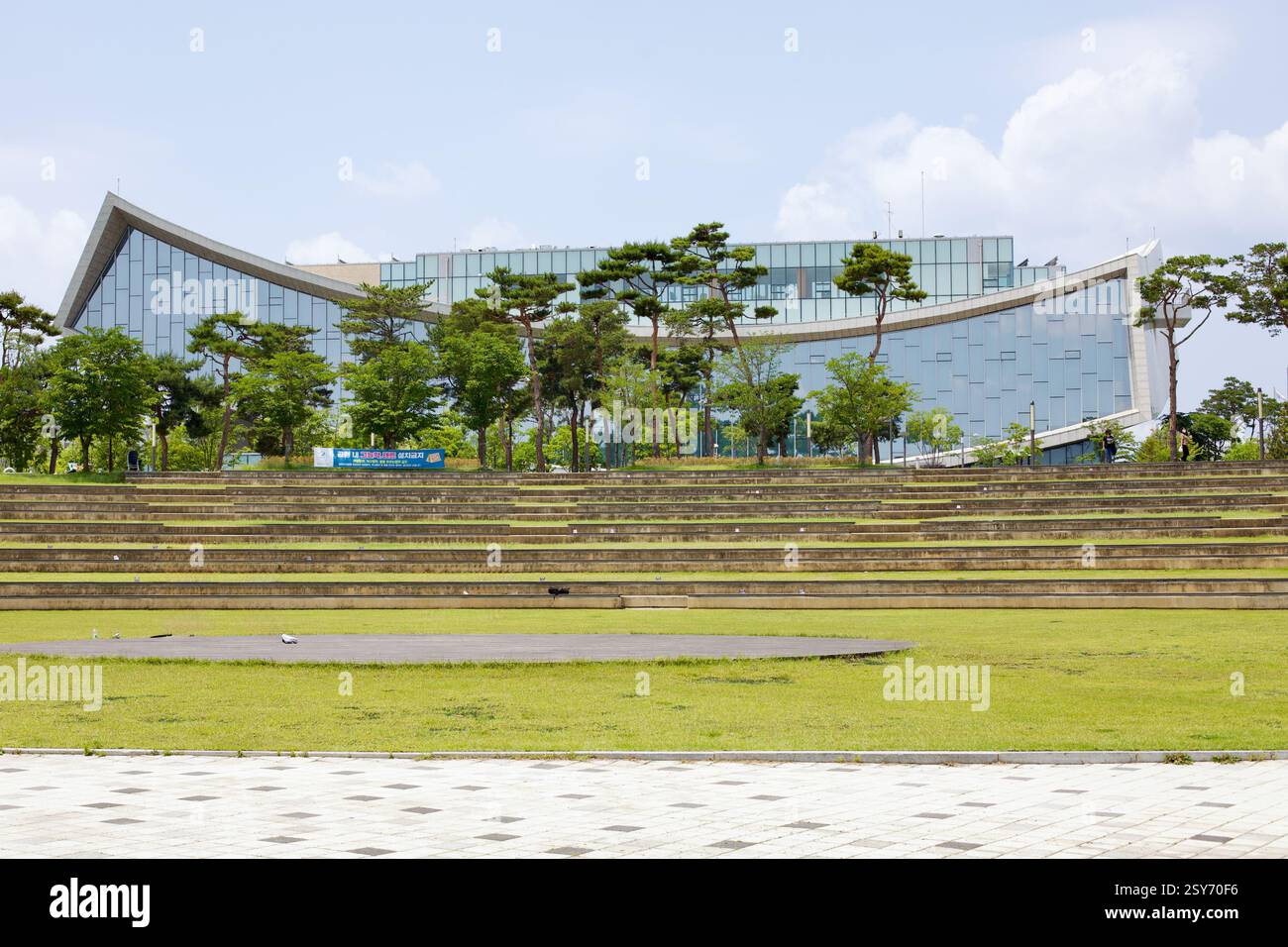Sejong City, Corea del Sud - 26 maggio 2021: Vista della Sejong National Library, un moderno edificio di vetro, visto dall'amphi all'aperto a più livelli Foto Stock