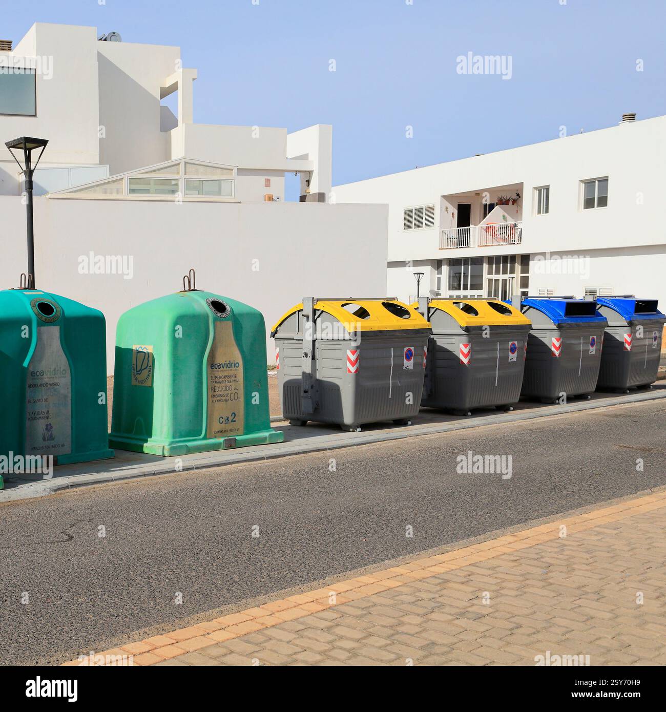 Zona comunitaria di riciclaggio con vari contenitori, centro di villaggio, El Cotillo, oliva, Fuerteventura, isole Canarie, Spagna, Europa, UE. Presa a dicembre 2025 Foto Stock