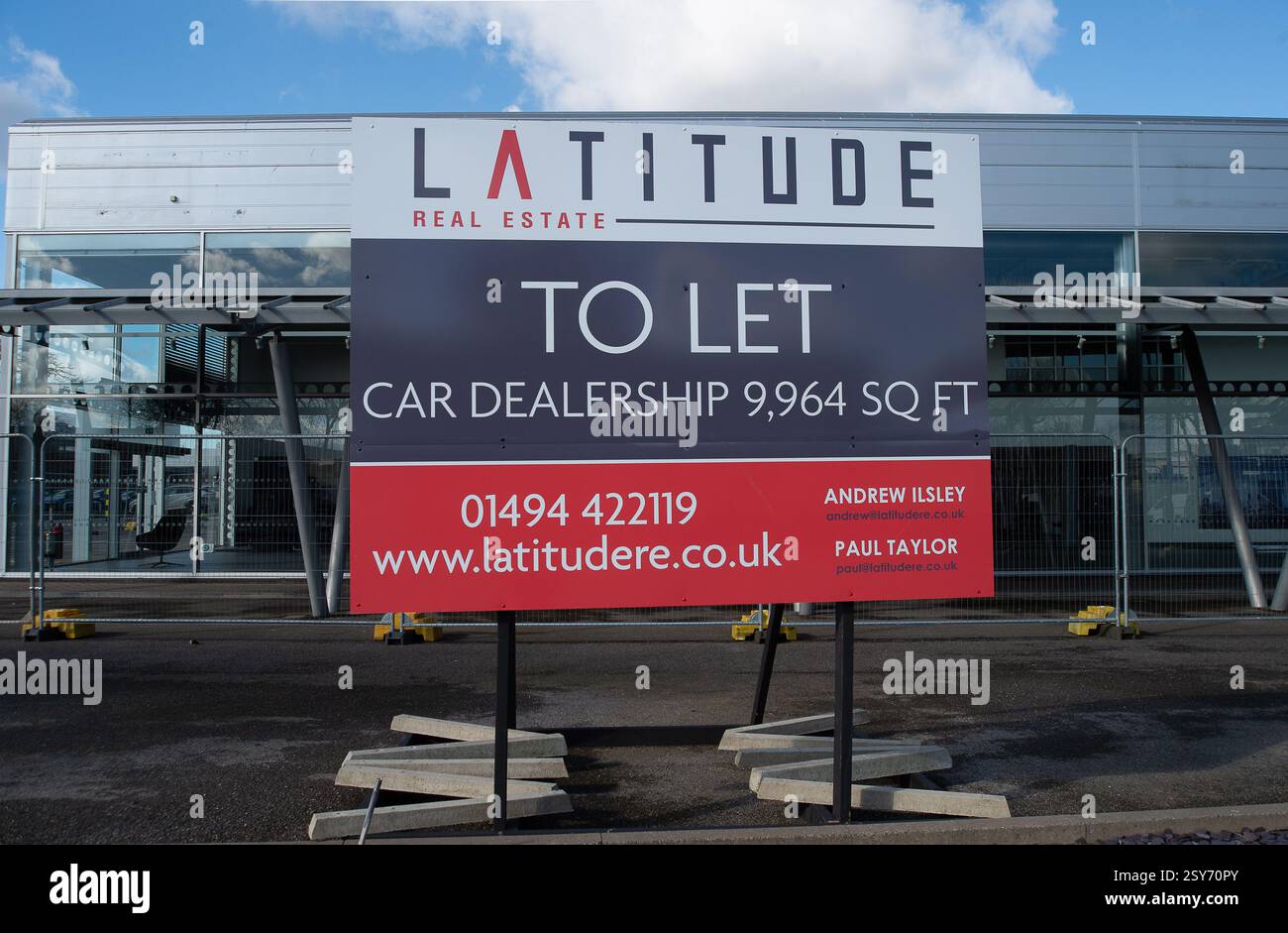 Slough, Regno Unito. 27 febbraio 2025. L'ex concessionaria Sytner Group Slough Audi di Slough, Berkshire, ha chiuso definitivamente e l'ex showroom auto, è in attesa di essere affittato. Crediti: Maureen McLean/Alamy Live News Foto Stock