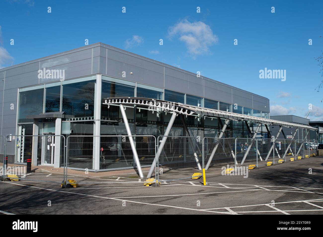 Slough, Regno Unito. 27 febbraio 2025. L'ex concessionaria Sytner Group Slough Audi di Slough, Berkshire, ha chiuso definitivamente e l'ex showroom auto, è in attesa di essere affittato. Crediti: Maureen McLean/Alamy Live News Foto Stock
