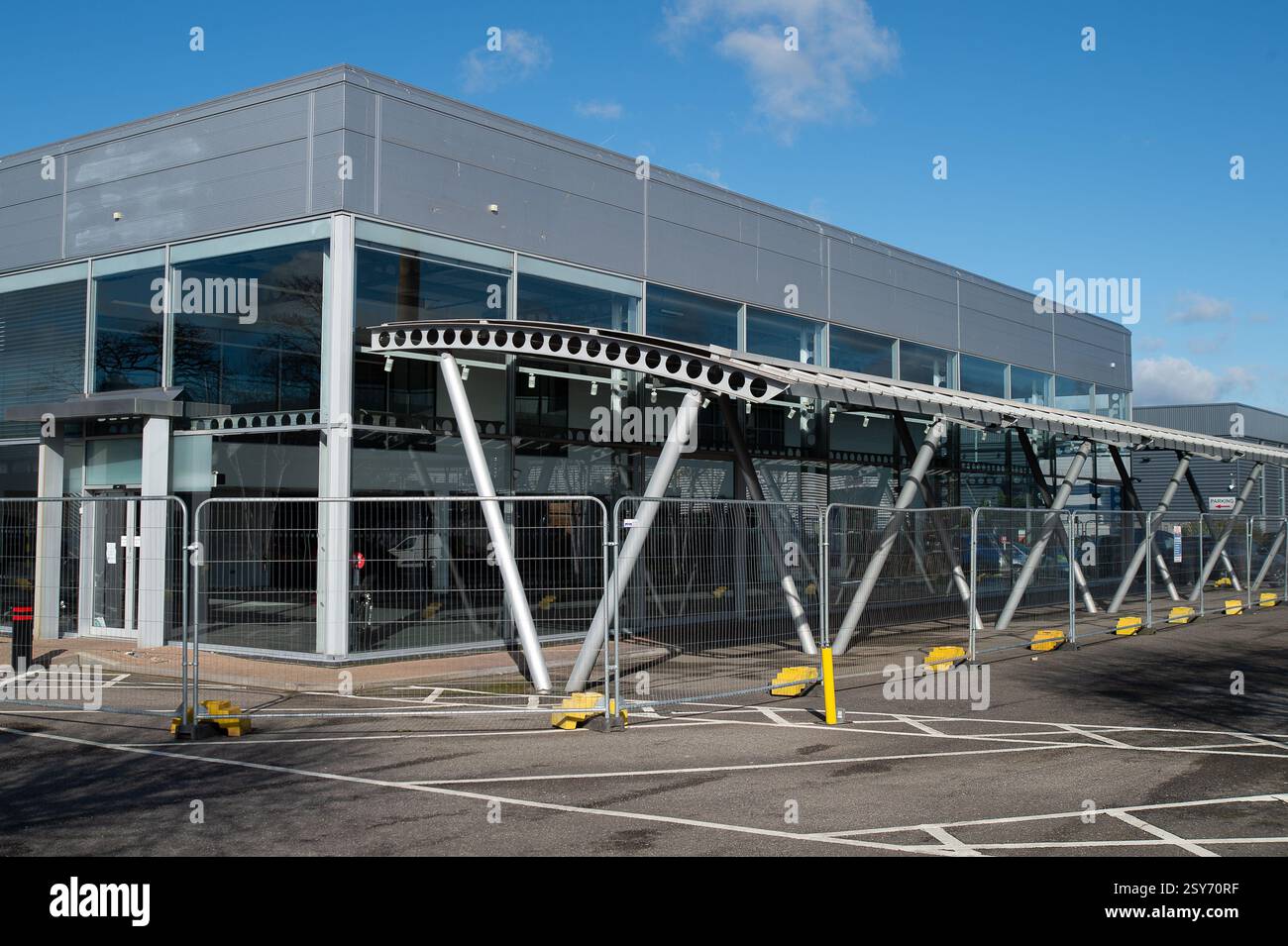 Slough, Regno Unito. 27 febbraio 2025. L'ex concessionaria Sytner Group Slough Audi di Slough, Berkshire, ha chiuso definitivamente e l'ex showroom auto, è in attesa di essere affittato. Crediti: Maureen McLean/Alamy Live News Foto Stock