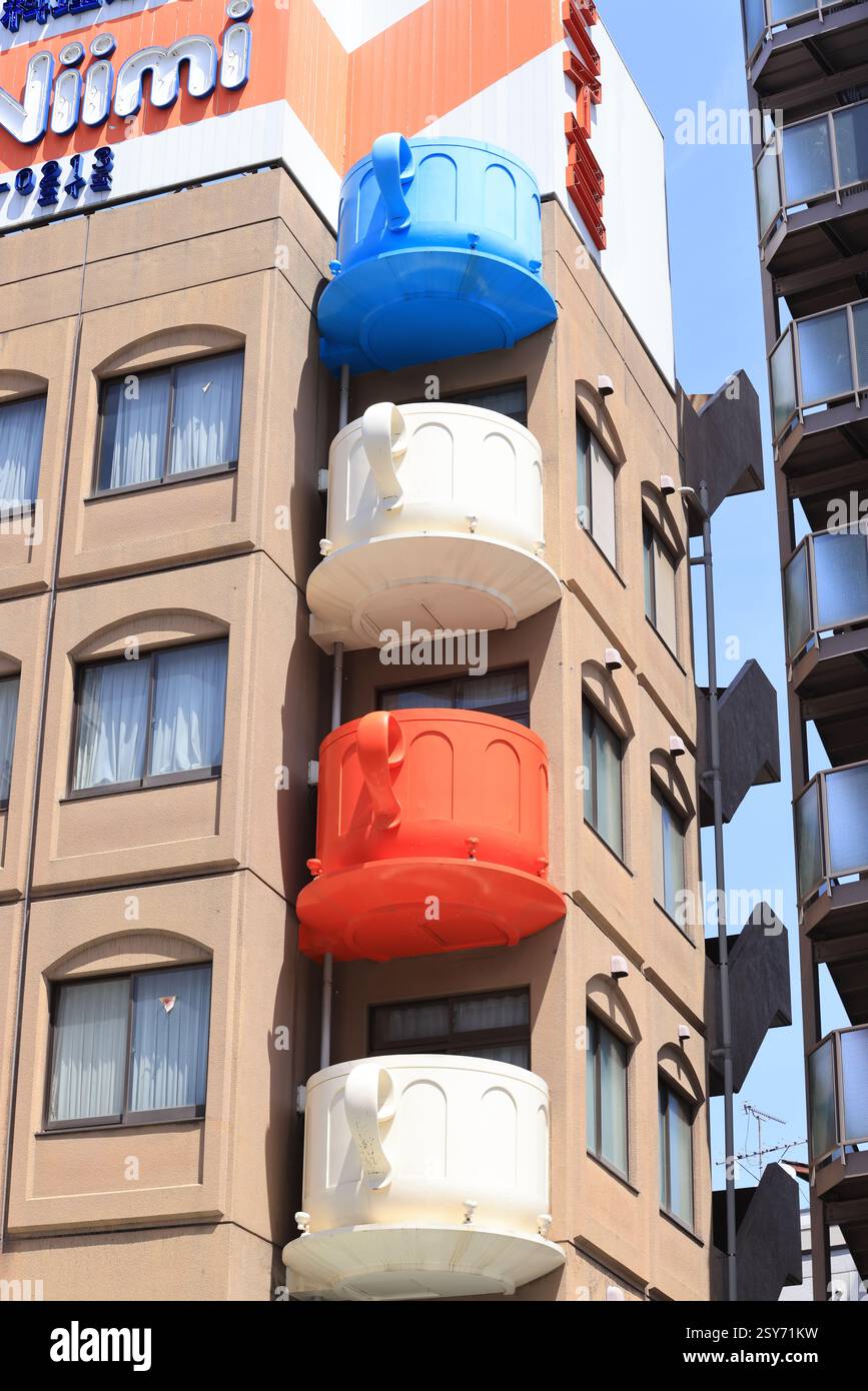 Tokyo - 2 maggio 2023: Coppe giganti a Kappabashi dori. Kappabashi è famosa per il suo mercato giapponese degli utensili a tokyo o la cosiddetta "città della cucina" Foto Stock