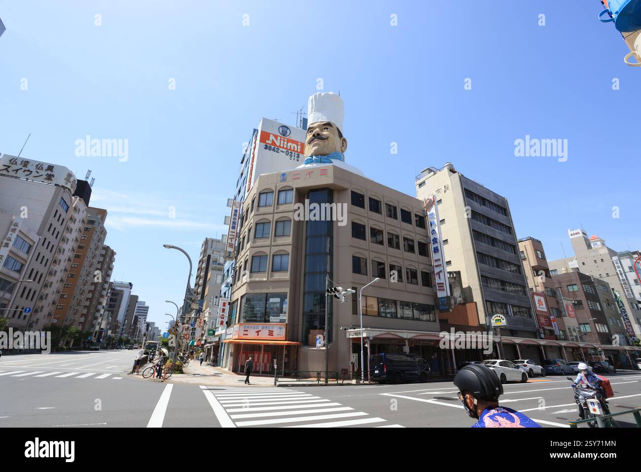 Tokyo - 2 maggio 2023: Capo chef gigante a Kappaba-shi dori. Kappabashi è famosa per il suo mercato giapponese degli utensili a tokyo o la cosiddetta "città della cucina" Foto Stock