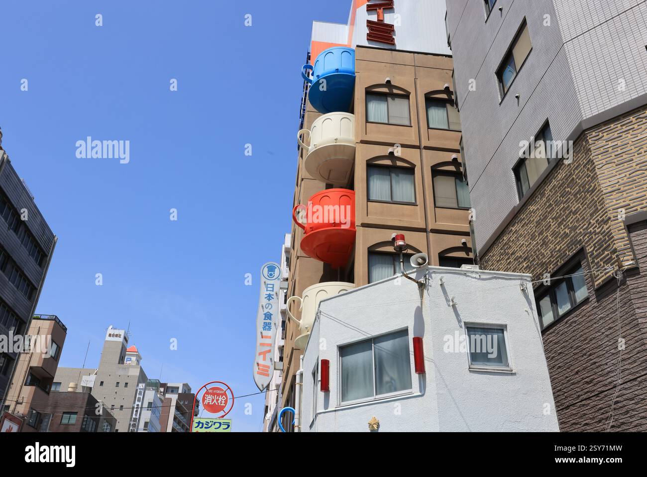 Tokyo - 2 maggio 2023: Coppe giganti a Kappabashi dori. Kappabashi è famosa per il suo mercato giapponese degli utensili a tokyo o la cosiddetta "città della cucina" Foto Stock