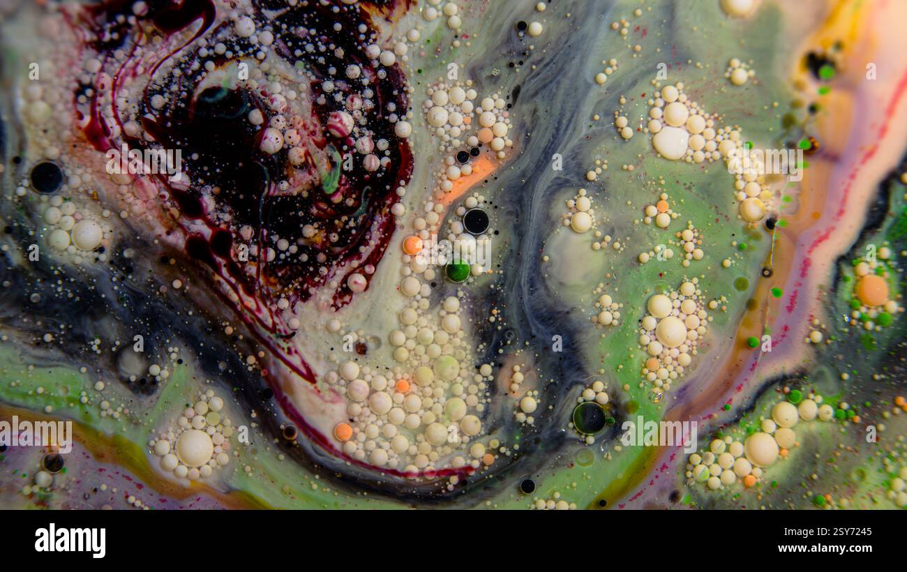 Immagine macro astratta di vernice miscelata con olio per creare uno sfondo artistico con texture Foto Stock