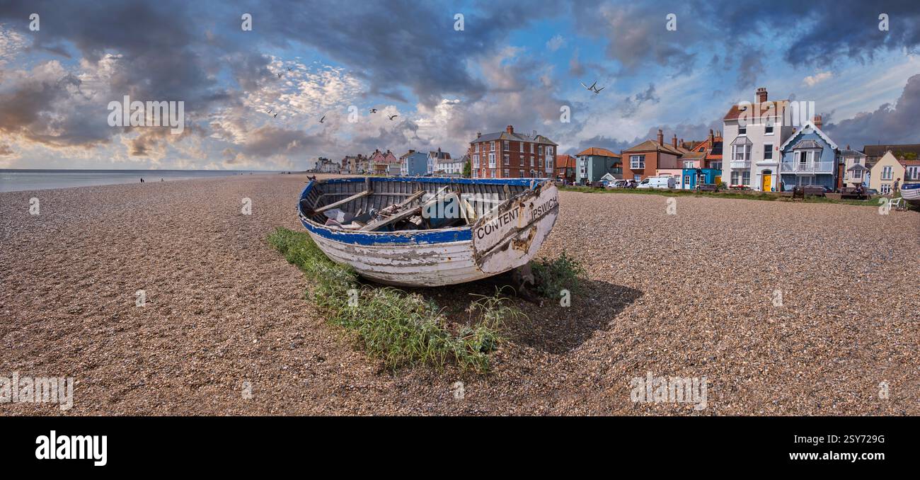 Foto della spiaggia di Aldeburgh e del lungomare con barche da caccia della pittoresca località balneare di Suffolk, Foto Stock