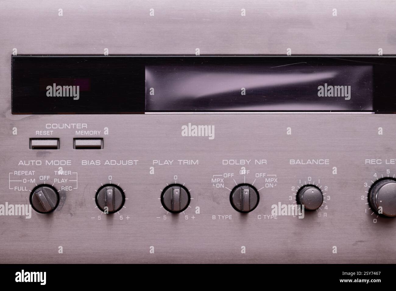 Visualizzazione dettagliata di un classico lettore di cassette audio con pulsanti, manopole e design metallico, che rappresenta la tecnologia retrò, la registrazione audio, a. Foto Stock