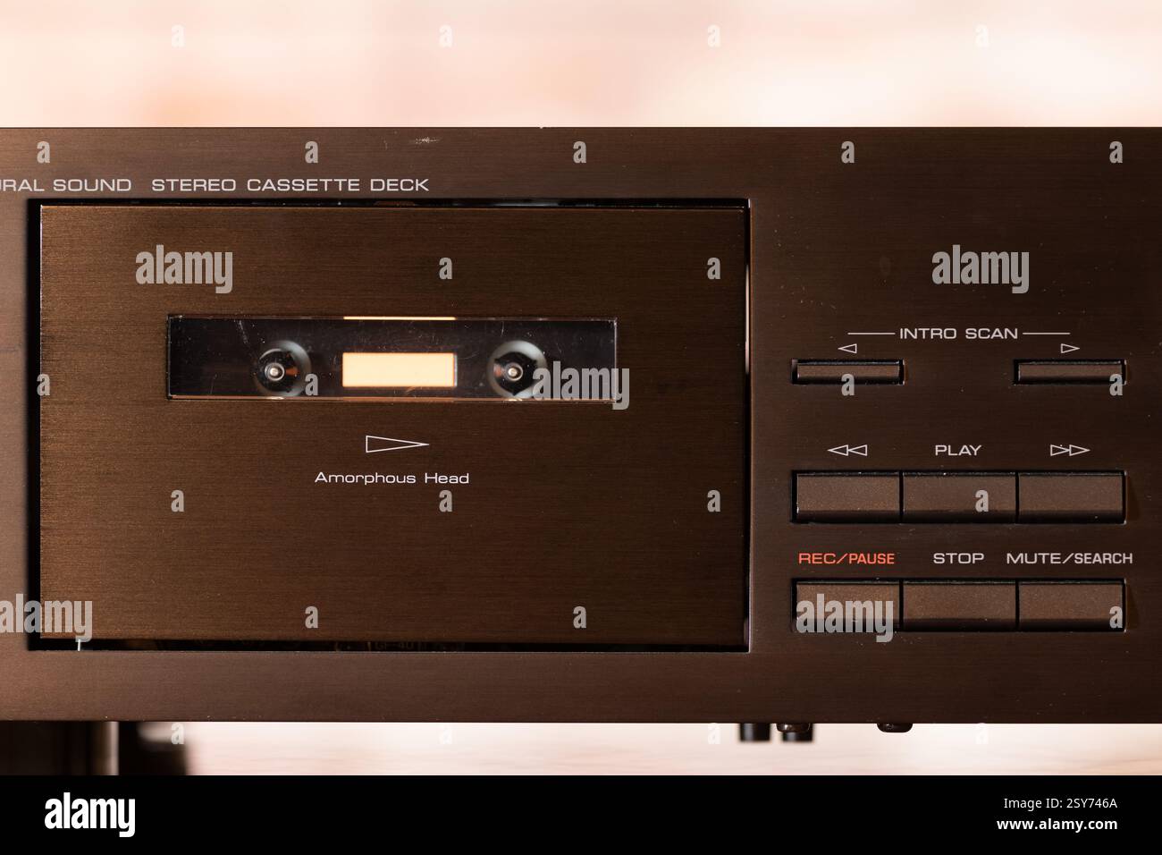 Visualizzazione dettagliata di un classico lettore di cassette audio con pulsanti, manopole e design metallico, che rappresenta la tecnologia retrò, la registrazione audio, a. Foto Stock