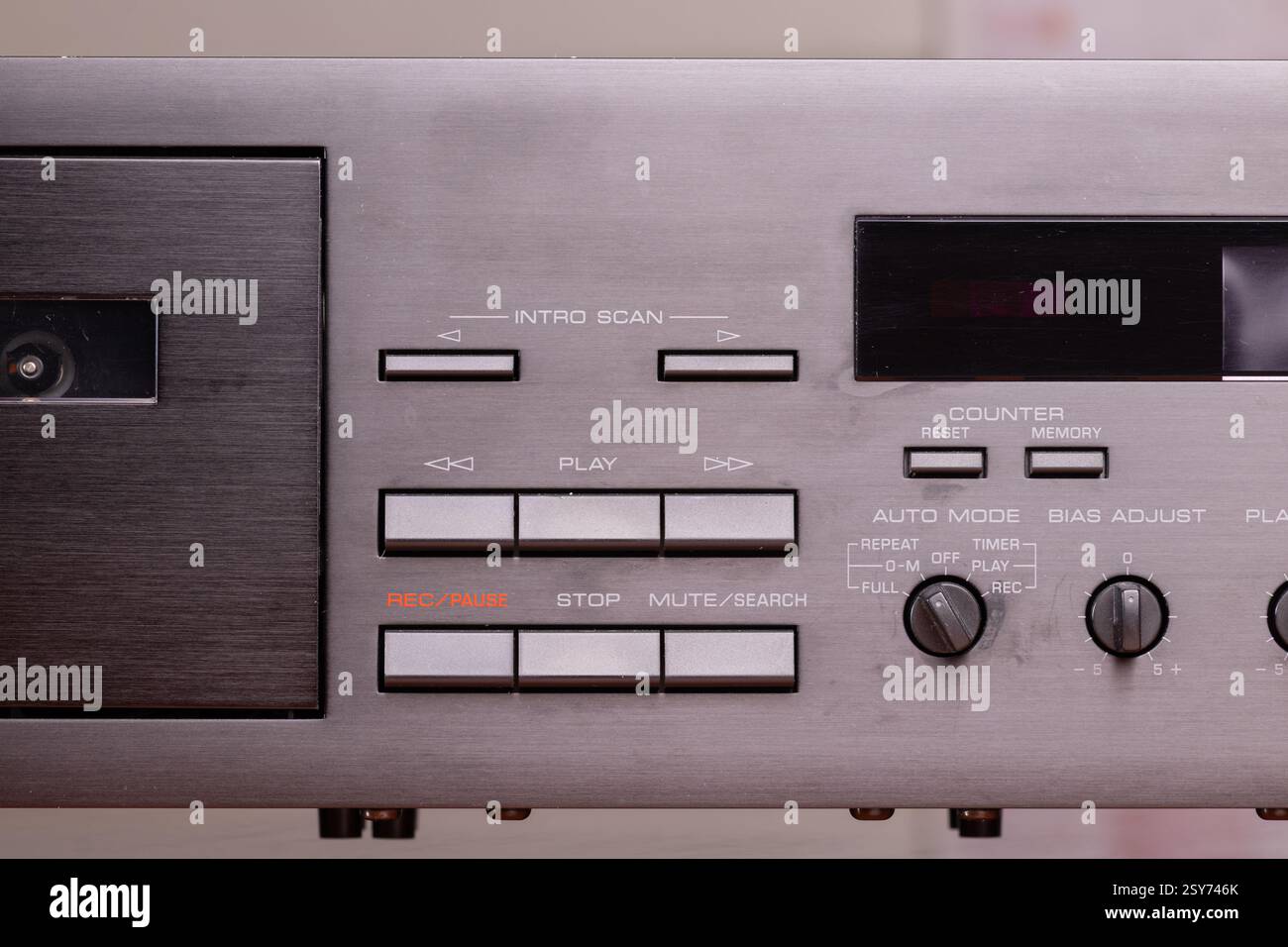 Visualizzazione dettagliata di un classico lettore di cassette audio con pulsanti, manopole e design metallico, che rappresenta la tecnologia retrò, la registrazione audio, a. Foto Stock