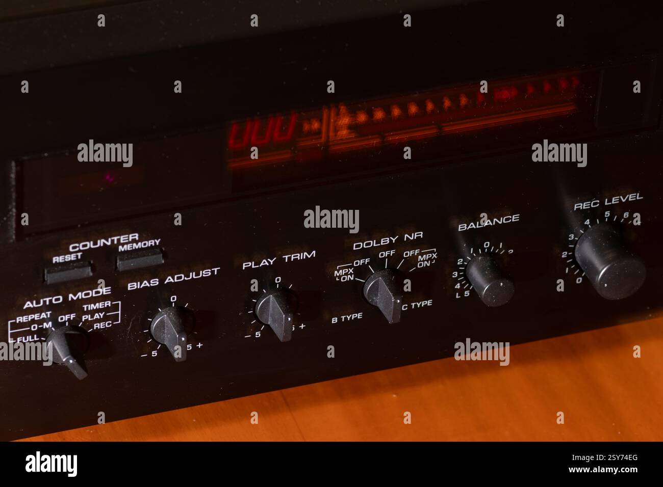 Apparecchiature audio retrò dotate di pannelli di controllo manuali dettagliati per la sintonizzazione e la regolazione, evidenziati da un display illuminato e distintamente mar Foto Stock