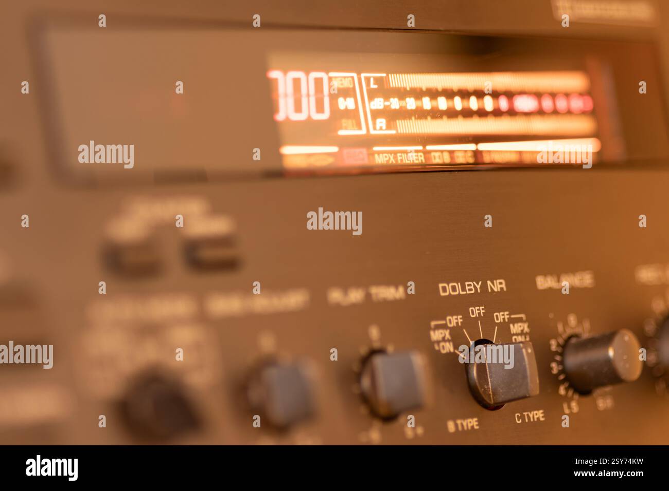 Apparecchiature audio retrò dotate di pannelli di controllo manuali dettagliati per la sintonizzazione e la regolazione, evidenziati da un display illuminato e distintamente mar Foto Stock