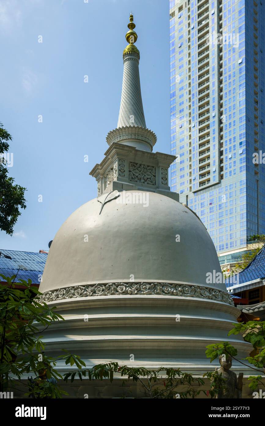 09.01.25. Sri Lanka, Colombo. Famosa attrazione turistica del Tempio buddista Gangaramaya, incredibili statue giganti colorate. Foto Stock