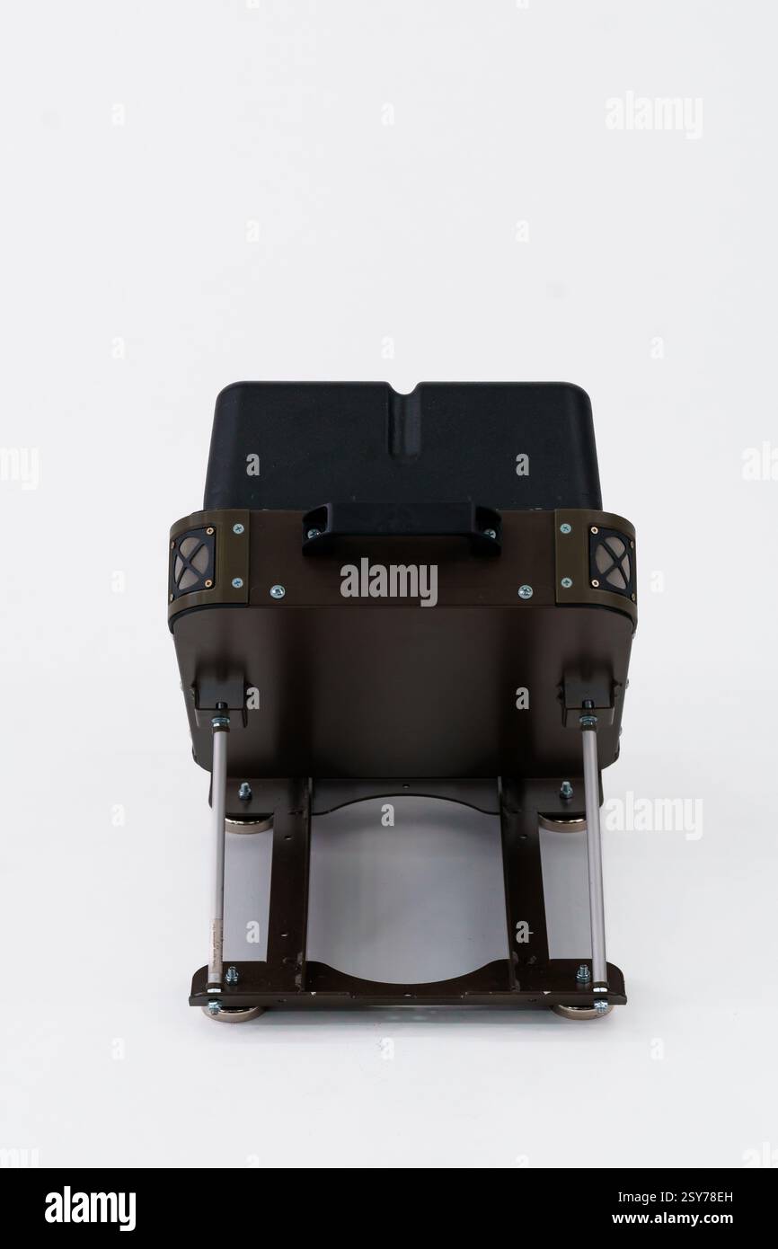 Componente del sistema di guerra elettronica avanzato con design robusto e montaggio versatile. Foto Stock
