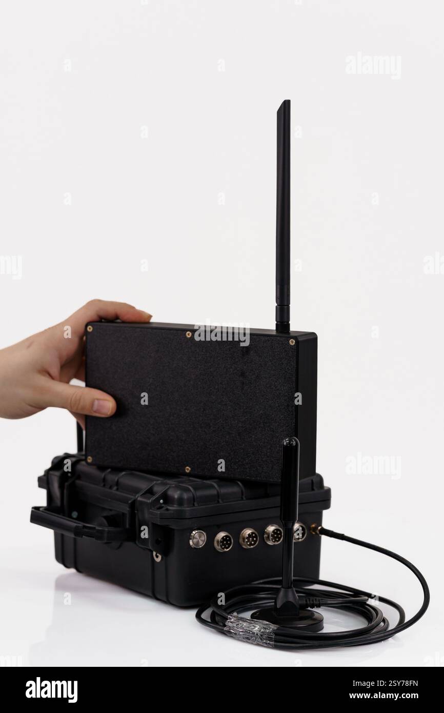 Sistema di guerra elettronica portatile avanzato con antenna e pannello di controllo. Foto Stock