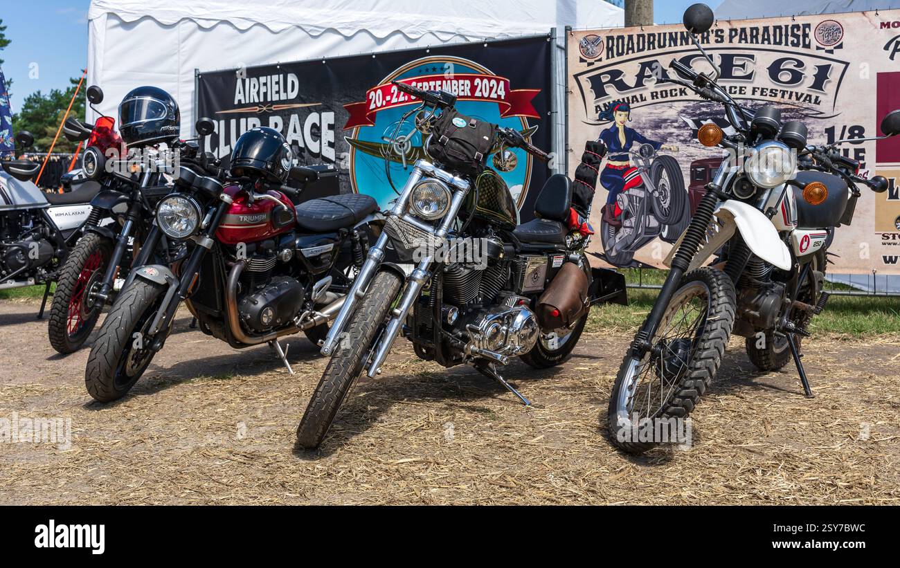 FINOWFURT, GERMANIA - 28 GIUGNO 2024: Le moto di diversi marchi si trovano in fila. Roadrunner's Paradise Race 61 Festival. Foto Stock