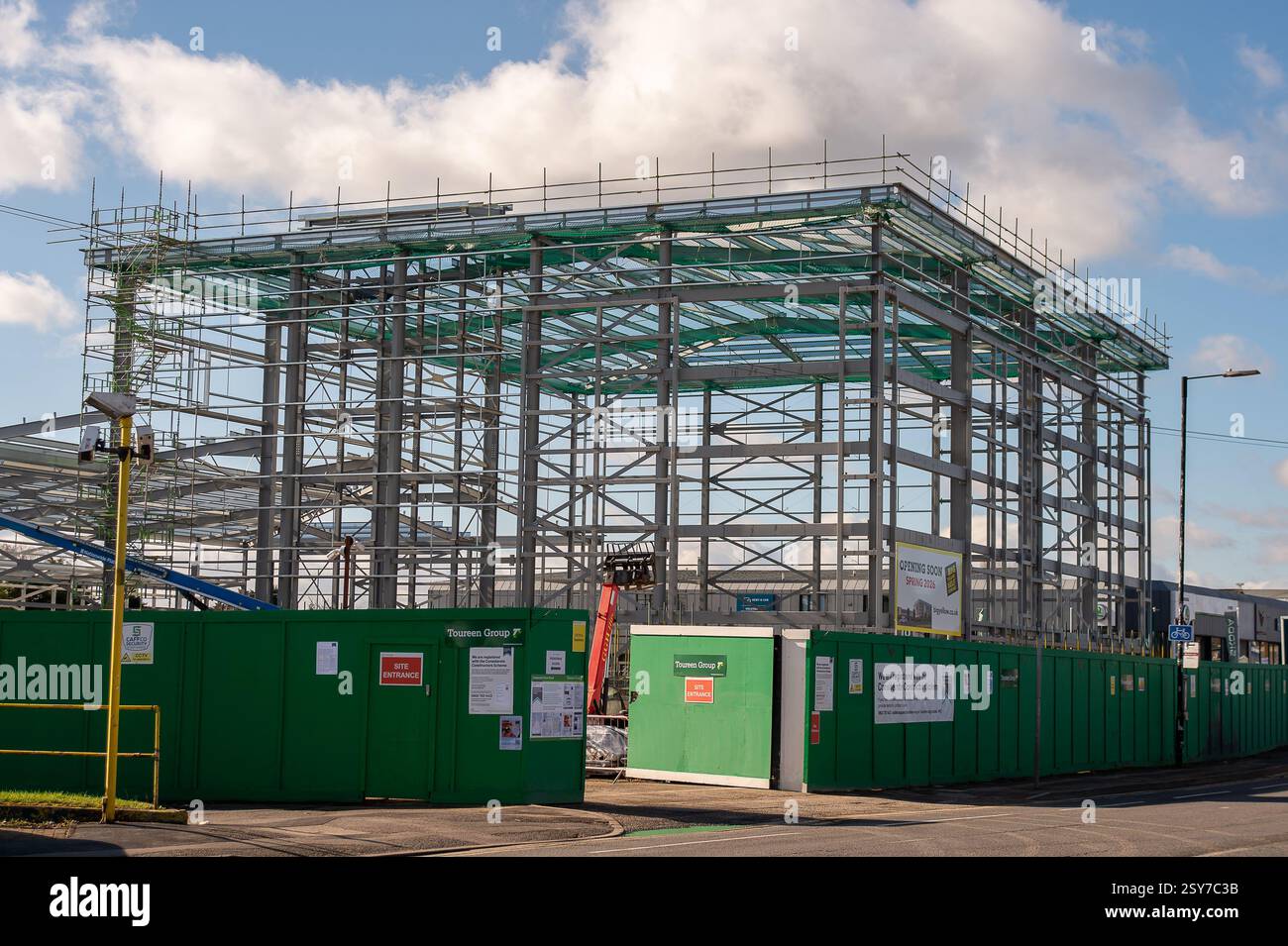 Slough, Regno Unito. 27 febbraio 2025. Un nuovo enorme magazzino Big Yellow è in costruzione sulla A4 Bath Road a Slough, Berkshire. Il numero di magazzini di stoccaggio in tutto il Berkshire è in aumento. Slough ha già un altro deposito Big Yellow a Slough, sulla Farnham Road. Crediti: Maureen McLean/Alamy Live News Foto Stock