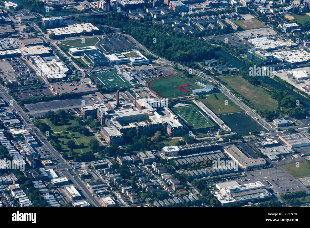 Chicago, Illinois, USA - 2 settembre 2023 - Vista aerea della DePaul College Prep High School e della Lane Technical College High School. C'è un piede Foto Stock