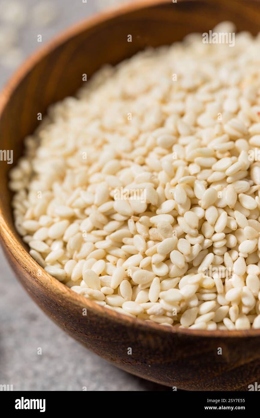 Semi di sesamo bianco secco organico in una ciotola Foto Stock
