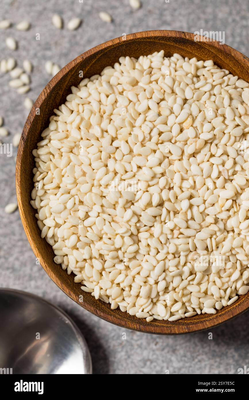 Semi di sesamo bianco secco organico in una ciotola Foto Stock