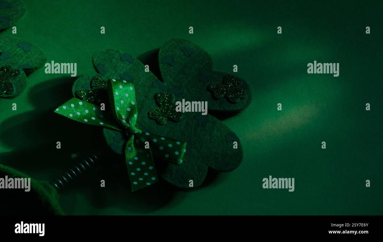 Fascia shamrock per il giorno di San Patrizio su sfondo verde scuro Foto Stock