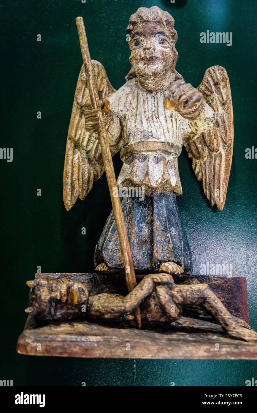 Scultura in legno, San Michele Arcangelo che sconfigge il diavolo, XX secolo, Museo delle icone, Castello reale, Sanok, voivodato subcarpatico, Polonia Foto Stock