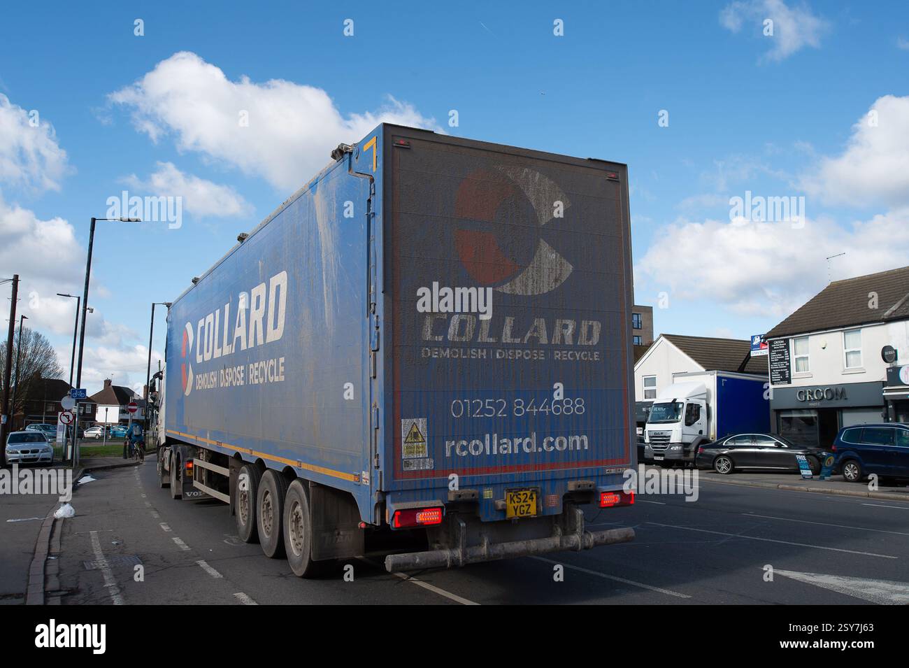 Slough, Regno Unito. Un HGV sulla A4 Bath Road a Slough, Berkshire. Si dice che il numero di camionisti nel Regno Unito diminuirà di nuovo. Si teme che ciò possa ancora una volta creare lacune sugli scaffali dei supermercati. Il governo del Regno Unito dovrebbe finanziare la formazione di nuovi conducenti di veicoli pesanti, aumentando il numero di test di guida per veicoli pesanti e incoraggiando gli ex conducenti a tornare alla guida. Crediti: Maureen McLean/Alamy Foto Stock