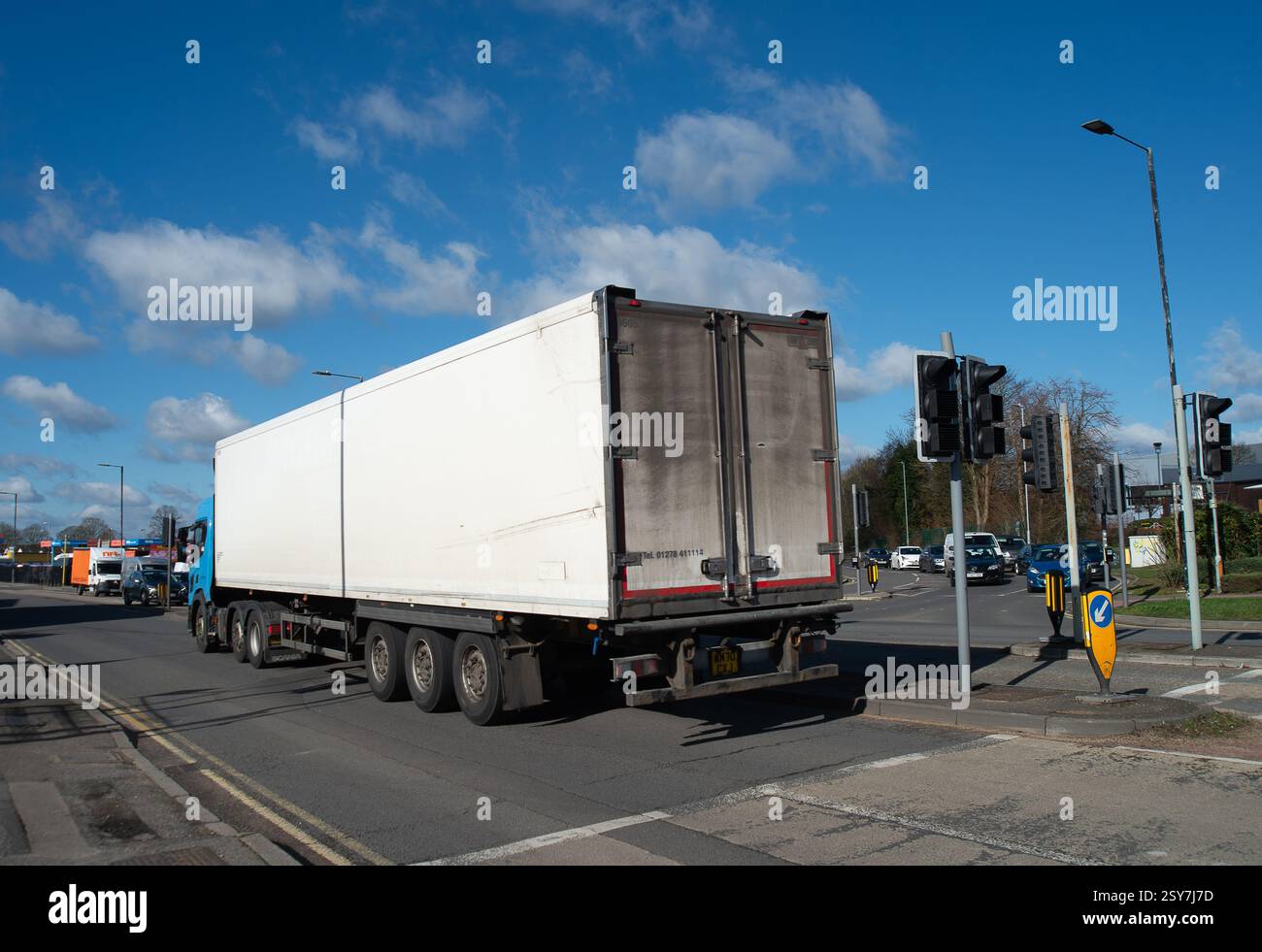 Slough, Regno Unito. Un HGV sulla A4 Bath Road a Slough, Berkshire. Si dice che il numero di camionisti nel Regno Unito diminuirà di nuovo. Si teme che ciò possa ancora una volta creare lacune sugli scaffali dei supermercati. Il governo del Regno Unito dovrebbe finanziare la formazione di nuovi conducenti di veicoli pesanti, aumentando il numero di test di guida per veicoli pesanti e incoraggiando gli ex conducenti a tornare alla guida. Crediti: Maureen McLean/Alamy Foto Stock
