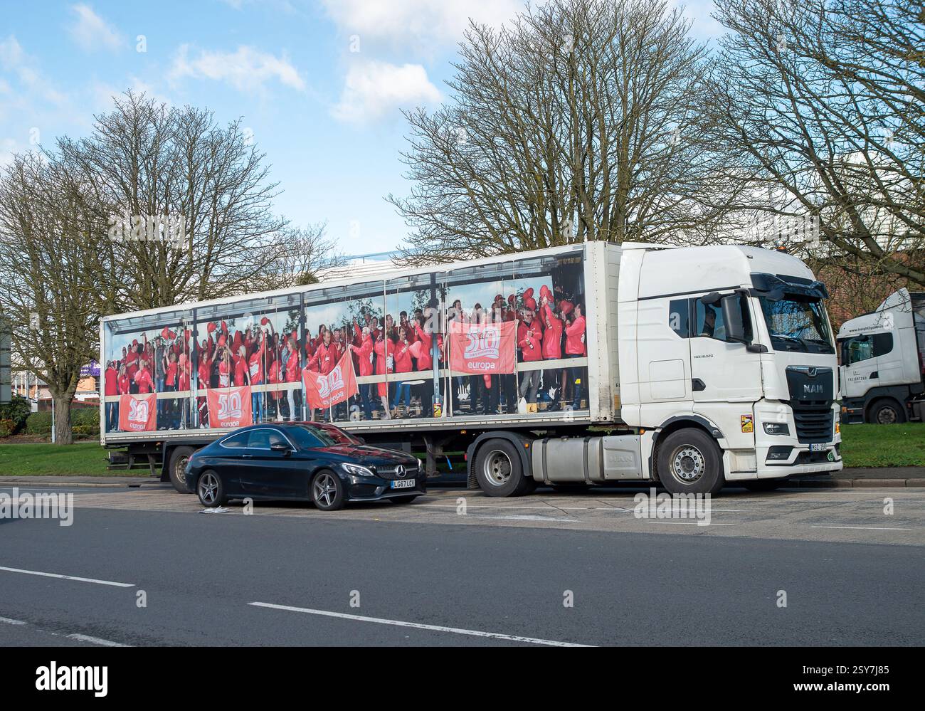 Slough, Regno Unito. Un HGV sulla A4 Bath Road a Slough, Berkshire. Si dice che il numero di camionisti nel Regno Unito diminuirà di nuovo. Si teme che ciò possa ancora una volta creare lacune sugli scaffali dei supermercati. Il governo del Regno Unito dovrebbe finanziare la formazione di nuovi conducenti di veicoli pesanti, aumentando il numero di test di guida per veicoli pesanti e incoraggiando gli ex conducenti a tornare alla guida. Crediti: Maureen McLean/Alamy Foto Stock