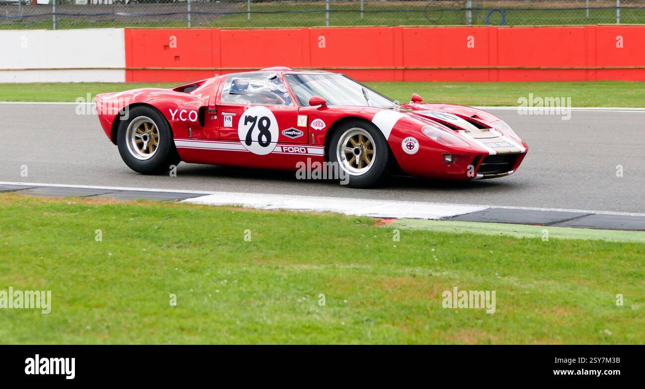 Charlie Birkett alla guida di una Ford GT40 rossa del 1966 durante la sessione di qualificazione per la FIA Masters Historic Sports Cars Race. Foto Stock Charlie Birkett alla guida di una Ford GT40 rossa del 1966 durante la sessione di qualificazione per la FIA Masters Historic Sports Cars Race. Foto Stock
