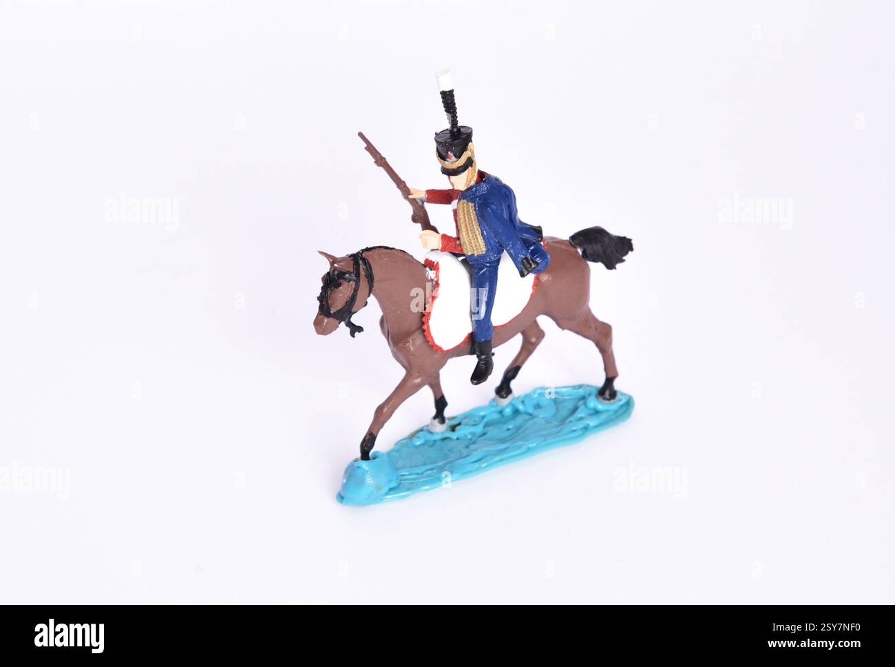 Giocattolo in plastica fatto a mano, assemblato, incollato e verniciato. Husar francese a cavallo delle guerre napoleoniche. Foto Stock