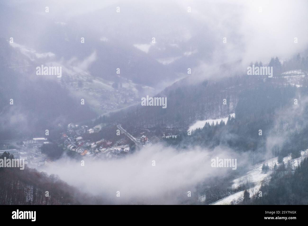Mattina invernale di Foggy nella valle di Todtnauer - paesaggio sereno e nebbioso della Foresta Nera, Germania meridionale Foto Stock