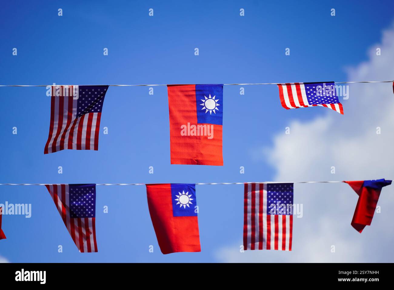 Fotografia di file di bandiere degli Stati Uniti e taiwanesi appese nel cielo che mostrano la collaborazione. Taiwan è leader mondiale nella produzione di semiconduttori Foto Stock