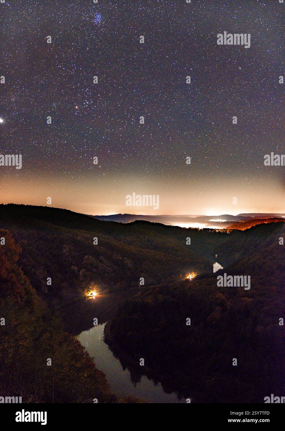Celestial Silence: Una notte stellata sulla Saar Riverbank Foto Stock